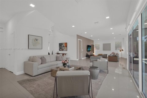House in Doral, Florida 6 bedrooms, 382.66 sq.m. № 2281908 - photo 23