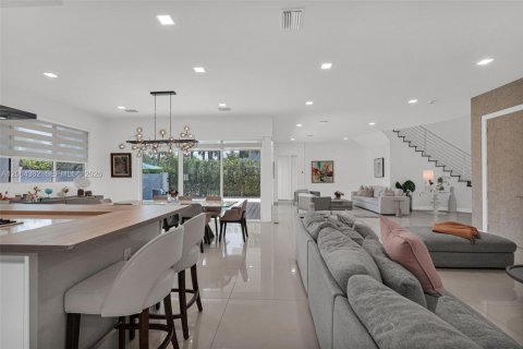 House in Doral, Florida 6 bedrooms, 382.66 sq.m. № 2281908 - photo 17