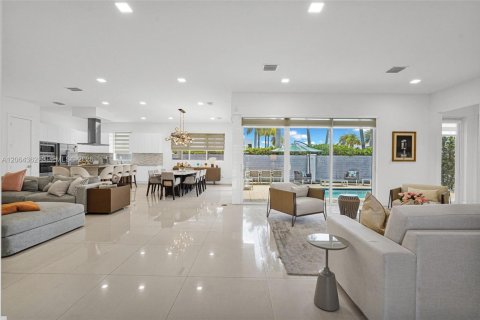 House in Doral, Florida 6 bedrooms, 382.66 sq.m. № 2281908 - photo 6