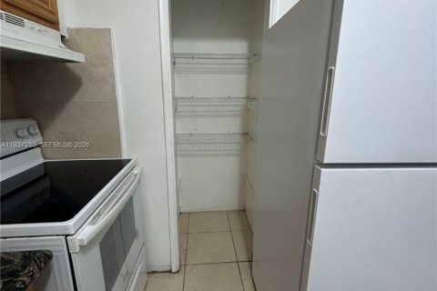 Apartamento en alquiler en Miami, Florida, 2 dormitorios, 194.17 m2 № 2054988 - foto 3