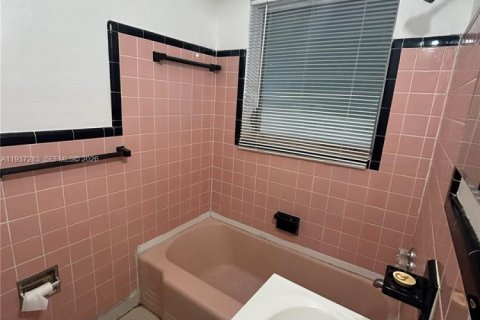Apartamento en alquiler en Miami, Florida, 2 dormitorios, 194.17 m2 № 2054988 - foto 12