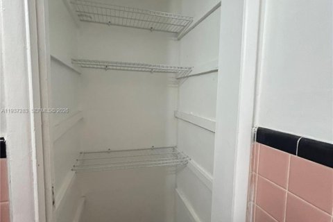 Apartamento en alquiler en Miami, Florida, 2 dormitorios, 194.17 m2 № 2054988 - foto 13