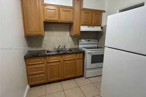 Apartamento en alquiler en Miami, Florida, 2 dormitorios, 194.17 m2 № 2054988 - foto 2