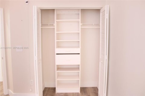 House in Doral, Florida 3 bedrooms, 163.51 sq.m. № 1986399 - photo 14