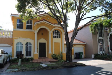 House in Doral, Florida 3 bedrooms, 163.51 sq.m. № 1986399 - photo 1