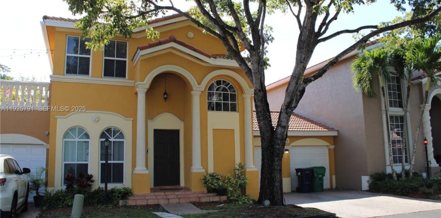 House in Doral, Florida 3 bedrooms, 163.51 sq.m. № 1986399