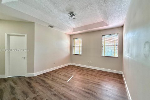 House in Doral, Florida 3 bedrooms, 163.51 sq.m. № 1986399 - photo 9