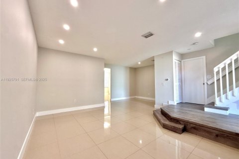 House in Doral, Florida 3 bedrooms, 163.51 sq.m. № 1986399 - photo 3