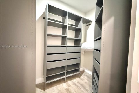 House in Doral, Florida 3 bedrooms, 163.51 sq.m. № 1986399 - photo 11