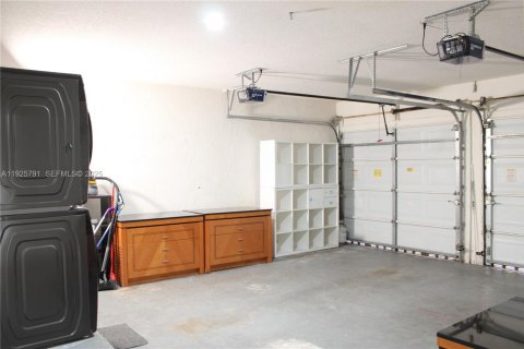 House in Doral, Florida 3 bedrooms, 163.51 sq.m. № 1986399 - photo 18