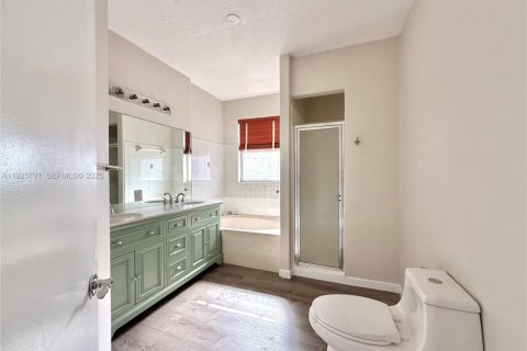 House in Doral, Florida 3 bedrooms, 163.51 sq.m. № 1986399 - photo 12