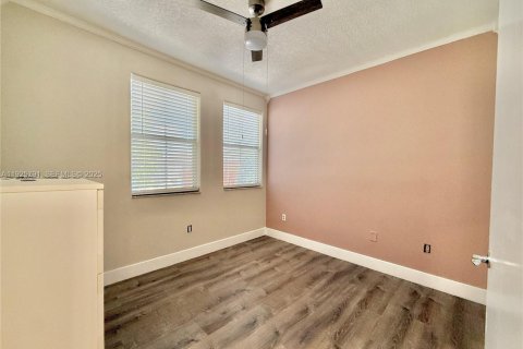 House in Doral, Florida 3 bedrooms, 163.51 sq.m. № 1986399 - photo 16