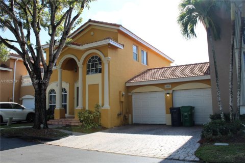 House in Doral, Florida 3 bedrooms, 163.51 sq.m. № 1986399 - photo 2
