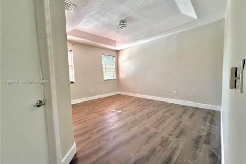 House in Doral, Florida 3 bedrooms, 163.51 sq.m. № 1986399 - photo 10