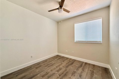 House in Doral, Florida 3 bedrooms, 163.51 sq.m. № 1986399 - photo 13