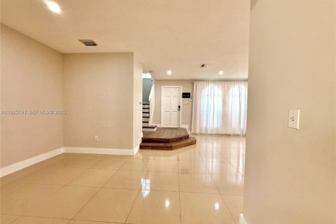 House in Doral, Florida 3 bedrooms, 163.51 sq.m. № 1986399 - photo 4