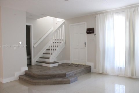 House in Doral, Florida 3 bedrooms, 163.51 sq.m. № 1986399 - photo 8