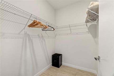 Apartment in Miami, Florida 2 bedrooms № 2012808 - photo 5