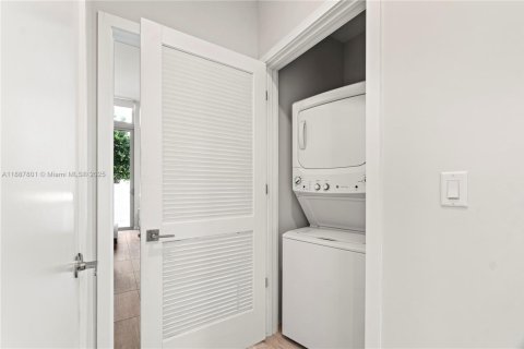 Apartment in Miami, Florida 2 bedrooms № 2012808 - photo 6