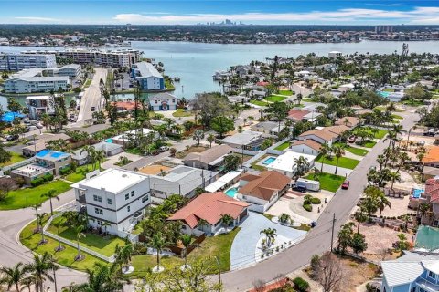 House in Saint Petersburg, Florida 2 bedrooms, 141.03 sq.m. № 1761273 - photo 6