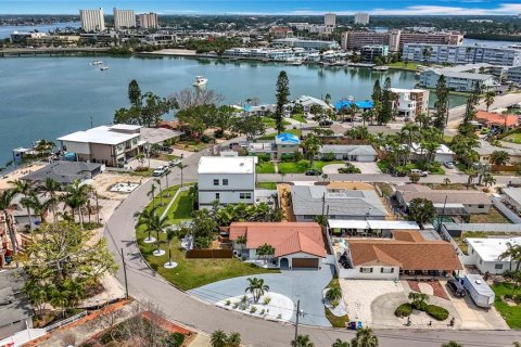 House in Saint Petersburg, Florida 2 bedrooms, 141.03 sq.m. № 1761273 - photo 5