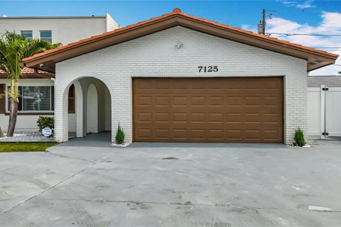 House in Saint Petersburg, Florida 2 bedrooms, 141.03 sq.m. № 1761273 - photo 2