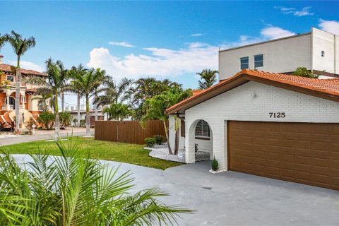 House in Saint Petersburg, Florida 2 bedrooms, 141.03 sq.m. № 1761273 - photo 7