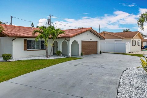 House in Saint Petersburg, Florida 2 bedrooms, 141.03 sq.m. № 1761273 - photo 1