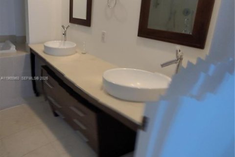 Condominio en alquiler en Miami, Florida, 2 dormitorios, 108.42 m2 № 2029098 - foto 3