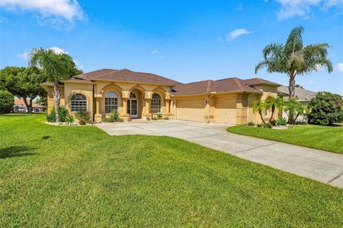 House in Spring Hill, Florida 4 bedrooms, 214.88 sq.m. № 2395592 - photo 3