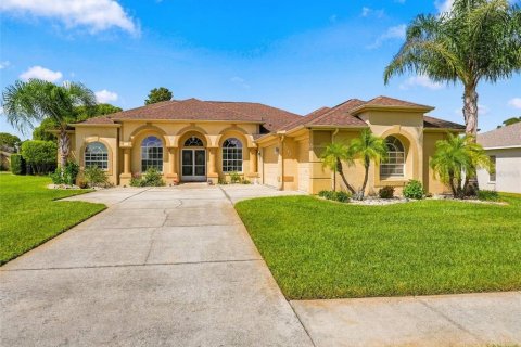 House in Spring Hill, Florida 4 bedrooms, 214.88 sq.m. № 2395592 - photo 2