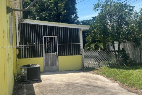 Casa en venta en Miami, Florida, 3 dormitorios № 1820234 - foto 5