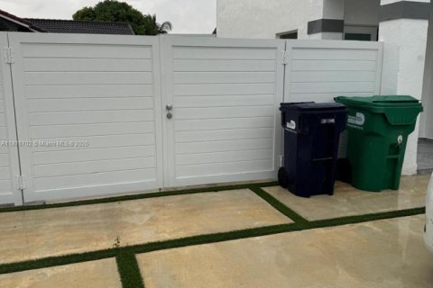 House in Miami, Florida 4 bedrooms, 214.42 sq.m. № 1920637 - photo 30