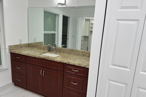 Casa en alquiler en Miami, Florida, 4 dormitorios, 214.42 m2 № 1920637 - foto 11