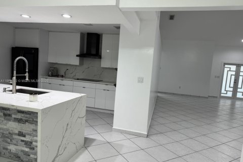 House in Miami, Florida 4 bedrooms, 214.42 sq.m. № 1920637 - photo 8