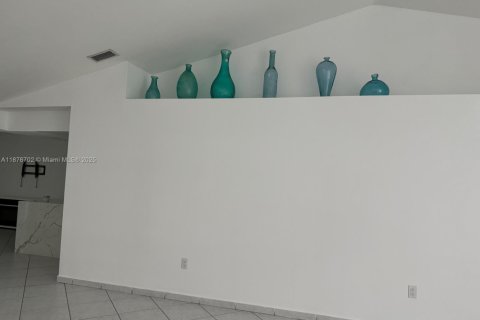 House in Miami, Florida 4 bedrooms, 214.42 sq.m. № 1920637 - photo 12
