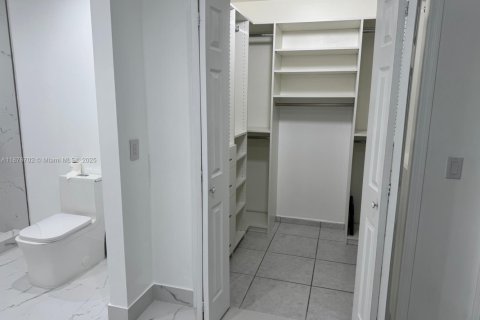 Casa en alquiler en Miami, Florida, 4 dormitorios, 214.42 m2 № 1920637 - foto 7