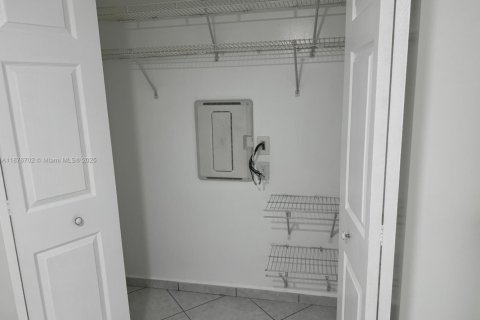 House in Miami, Florida 4 bedrooms, 214.42 sq.m. № 1920637 - photo 22