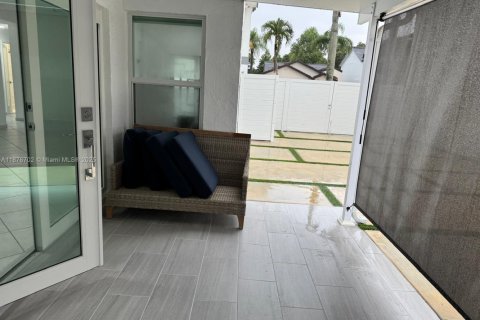 Casa en alquiler en Miami, Florida, 4 dormitorios, 214.42 m2 № 1920637 - foto 28