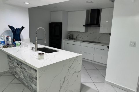 Casa en alquiler en Miami, Florida, 4 dormitorios, 214.42 m2 № 1920637 - foto 1