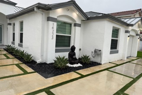 House in Miami, Florida 4 bedrooms, 214.42 sq.m. № 1920637 - photo 21