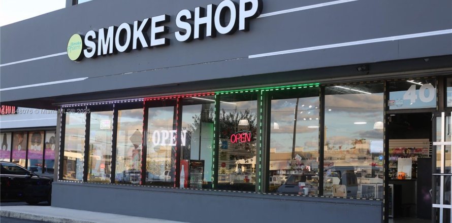 Commercial property in Oakland Park, Florida № 1849296