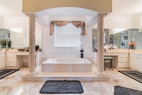 Casa en venta en Pembroke Pines, Florida, 5 dormitorios, 331.2 m2 № 1794125 - foto 26