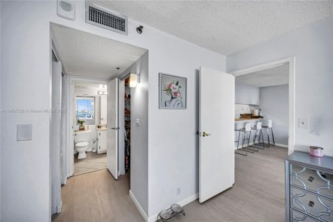 Купить кондоминиум в Норт-Бей-Виллидж, Флорида 2 спальни, 95.69м2, № 2016463 - фото 5