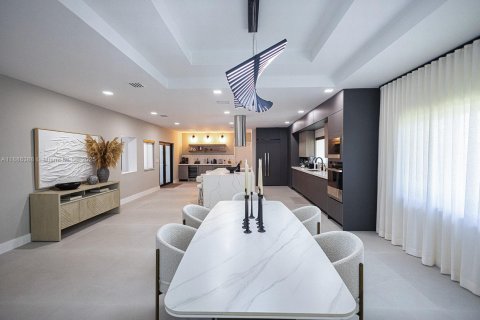 Casa en venta en Miami, Florida, 6 dormitorios, 567.82 m2 № 1945783 - foto 13