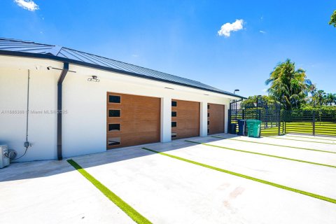 Casa en venta en Miami, Florida, 6 dormitorios, 567.82 m2 № 1945783 - foto 8