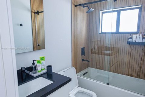 Casa en venta en Miami, Florida, 6 dormitorios, 567.82 m2 № 1945783 - foto 24