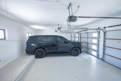 Casa en venta en Miami, Florida, 6 dormitorios, 567.82 m2 № 1945783 - foto 27