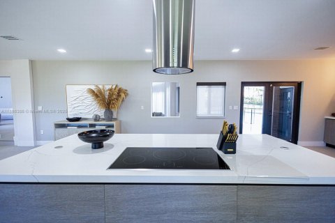 Casa en venta en Miami, Florida, 6 dormitorios, 567.82 m2 № 1945783 - foto 17