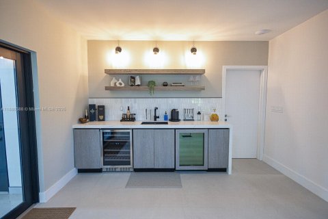 Casa en venta en Miami, Florida, 6 dormitorios, 567.82 m2 № 1945783 - foto 18